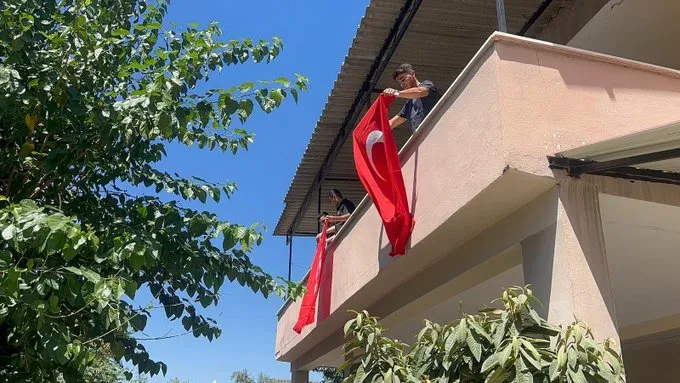 Haber: OSMANİYE’DE ŞEHİT GENÇİN BABA OCAĞINA BAYRAK ASILDI