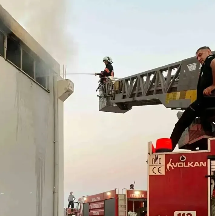 Manşet: Malatya Yeşilyurt’ta Fabrika Yangını Kontrol Altına Alındı