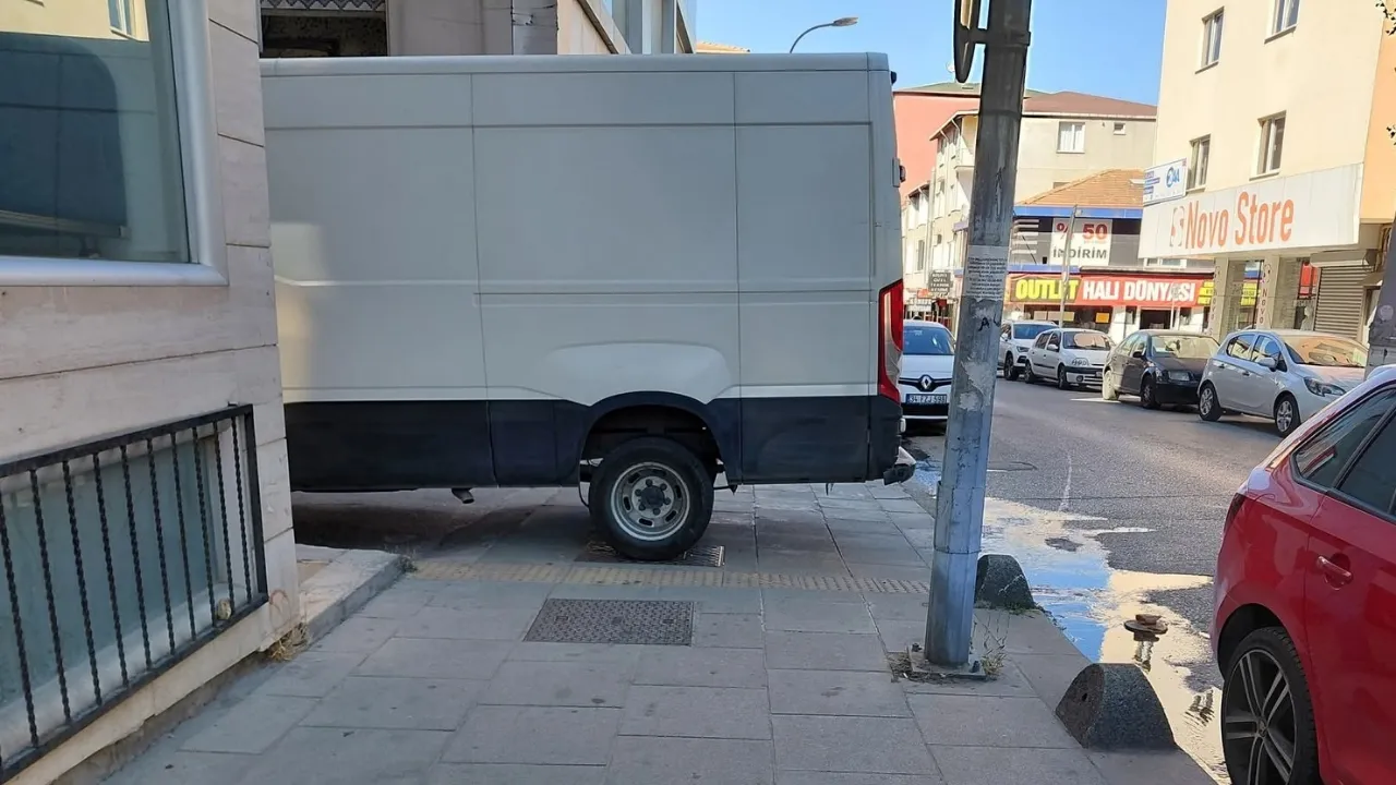 Sultanbeyli’de Kaldırım İşgali
