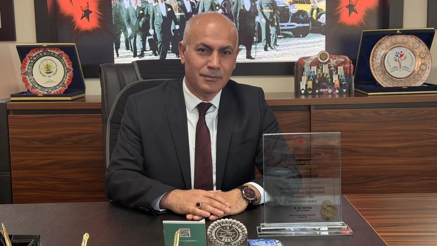 SULTANBEYLİ BİRLEŞİK ESNAF VE SANATKÂRLAR ODASI BAŞKANI TÜRKAY DEMİR’E ANLAMLI PLAKET